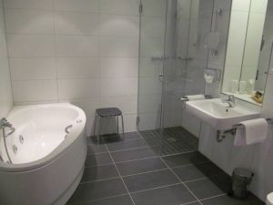 Stadthotel: Das Bad in der Suite