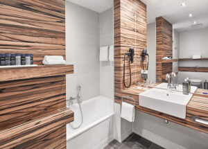 h4 Hotel Badezimmer Suite 
